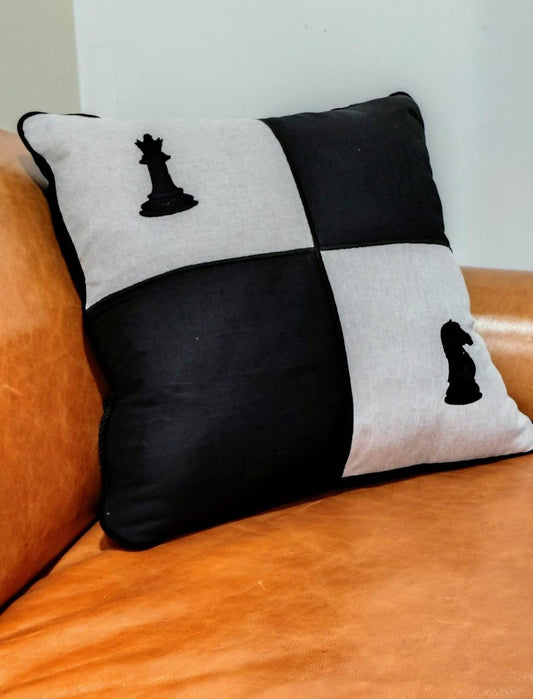 Almofada Xadrez – Coleção Jogos | Gaurê | 50x50cm | Linho, Brim & Veludo Molhado