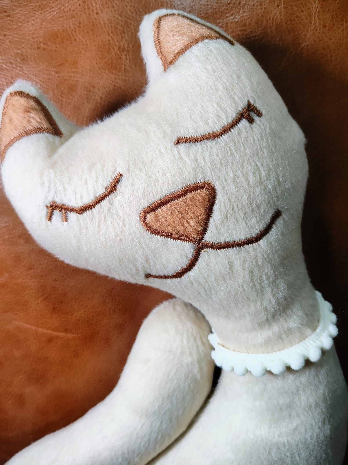 Almofada Gatinho Sonhador | Coleção Infantil Sensorial – Gaurê