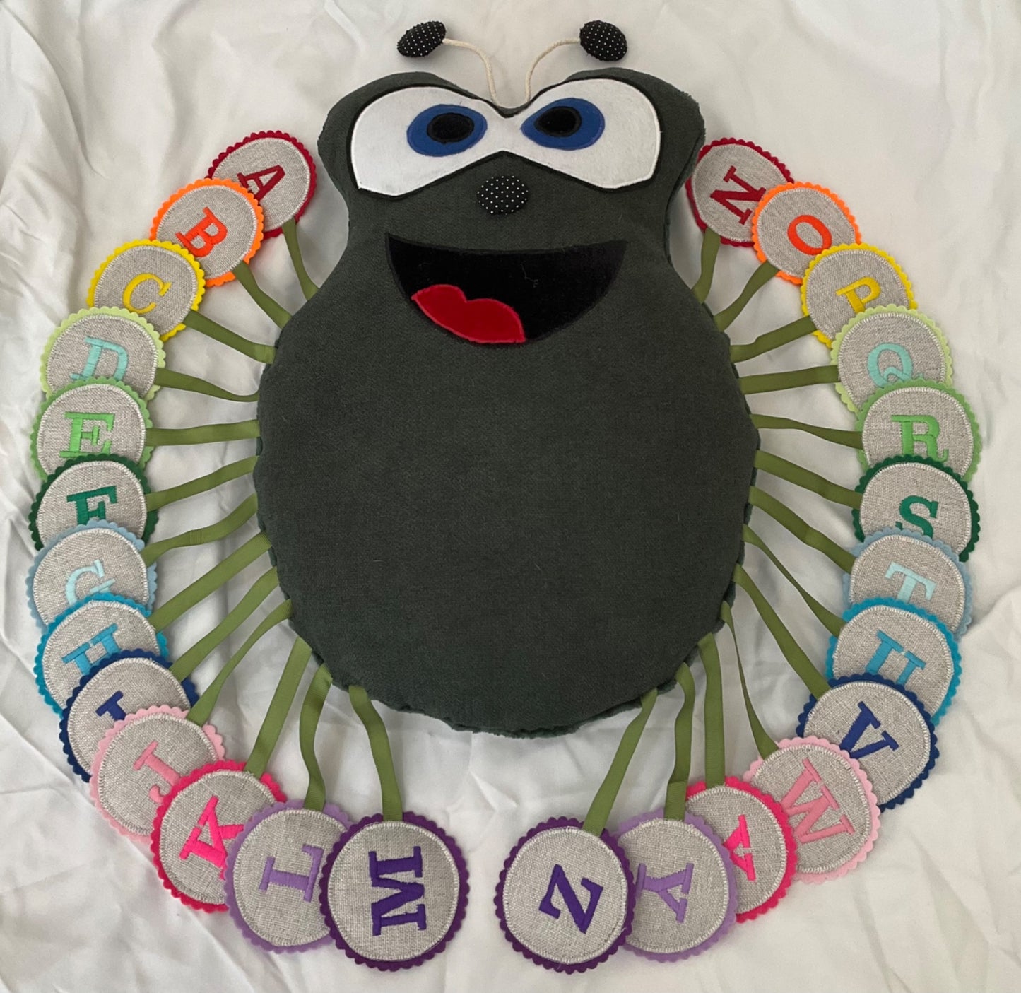 Almofada Sensorial Monstrinho do Alfabeto – Coleção Infantil Gaurê | 50x50cm | Plush Hipoalergênico & Linho Bordado