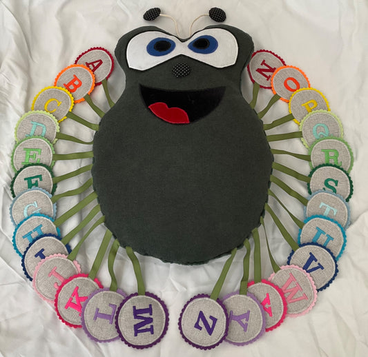 Almofada Sensorial Monstrinho do Alfabeto – Coleção Infantil Gaurê | 50x50cm | Plush Hipoalergênico & Linho Bordado