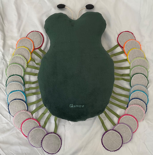 Almofada Sensorial Monstrinho do Alfabeto – Coleção Infantil Gaurê | 50x50cm | Plush Hipoalergênico & Linho Bordado