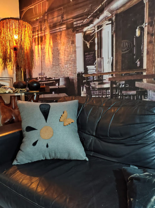 Almofada Borboleta 3D – Coleção Fibonacci | Linho, Algodão Cru & Veludo Molhado | 50x50cm