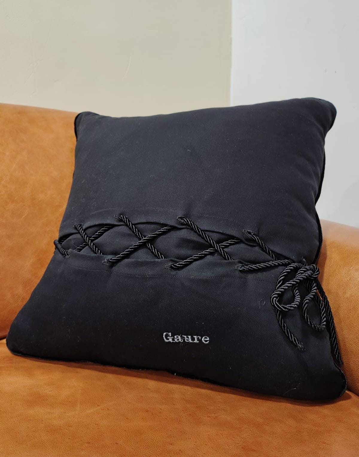 Almofada Xadrez – Coleção Jogos | Gaurê | 50x50cm | Linho, Brim & Veludo Molhado