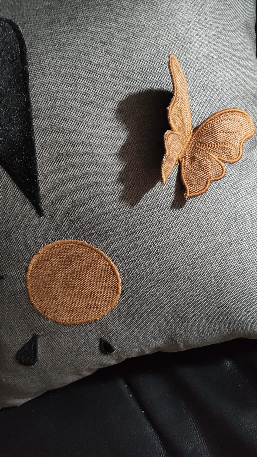 Almofada Borboleta 3D – Coleção Fibonacci | Linho, Algodão Cru & Veludo Molhado | 50x50cm