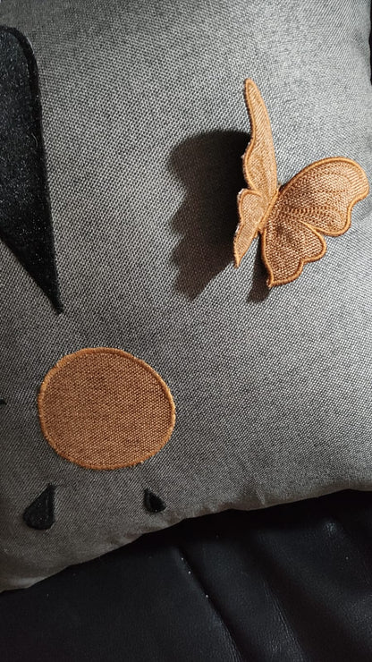 Almofada Borboleta 3D – Coleção Fibonacci | Linho, Algodão Cru & Veludo Molhado | 50x50cm
