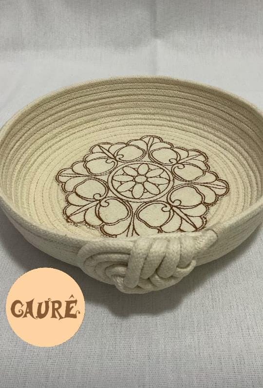Cesta Decorativa com Bordado Floral – Coleção CESTARIA | Gaurê