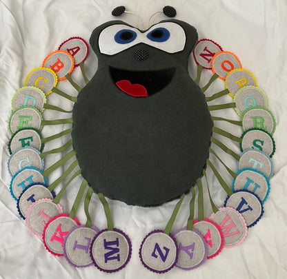 Almofada Sensorial Monstrinho do Alfabeto – Coleção Infantil Gaurê | 50x50cm | Plush Hipoalergênico & Linho Bordado