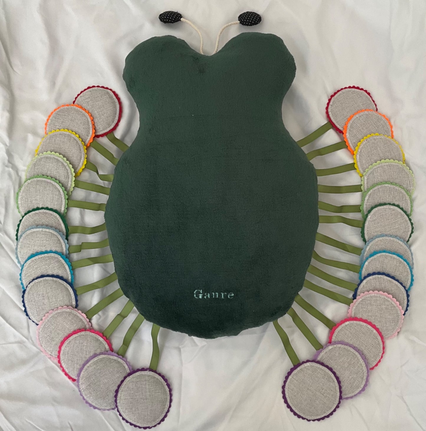 Almofada Sensorial Monstrinho do Alfabeto – Coleção Infantil Gaurê | 50x50cm | Plush Hipoalergênico & Linho Bordado