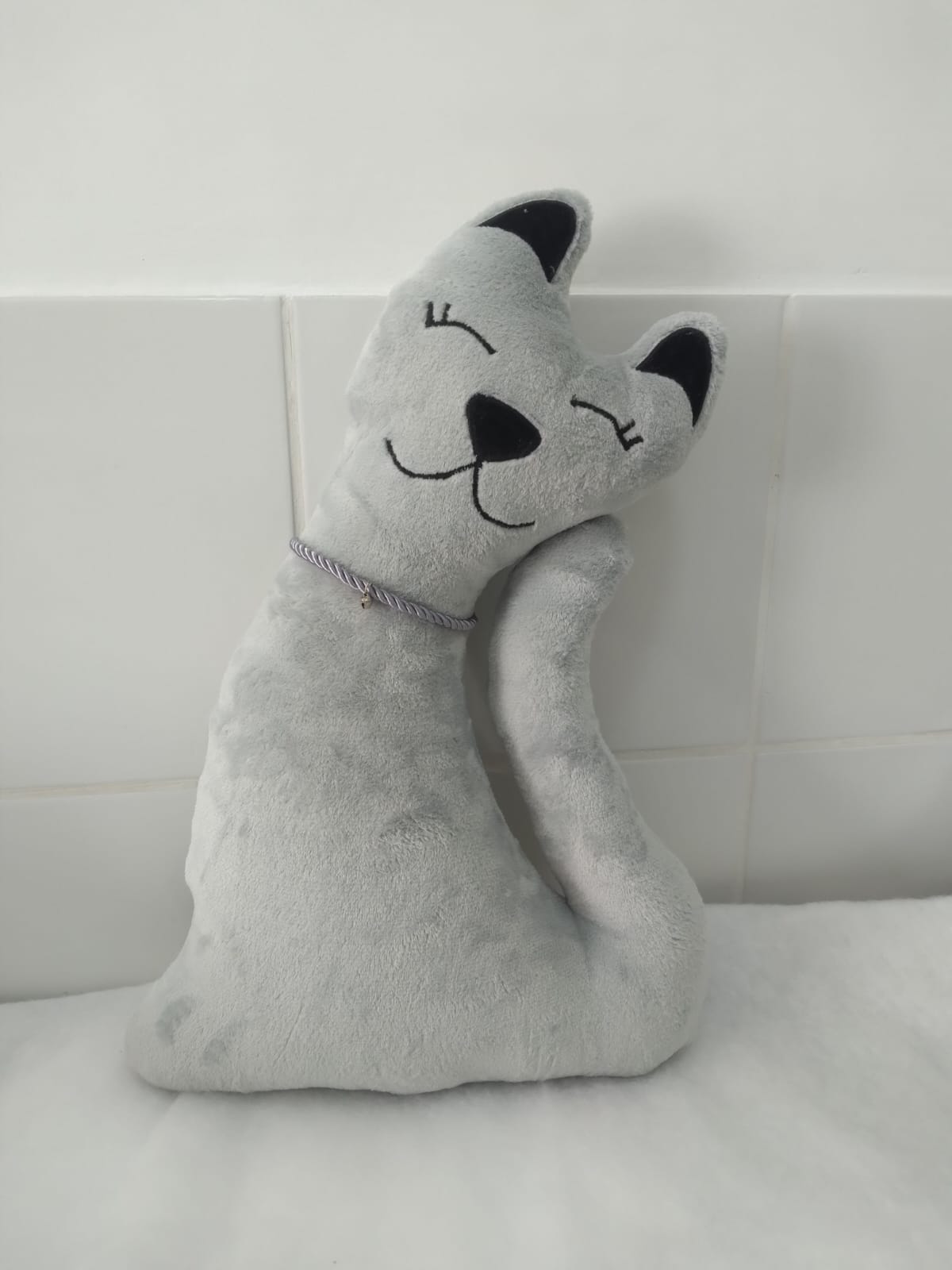 Almofada Sensorial Gato Cinza – Plush Hipoalergênico | 60x50cm